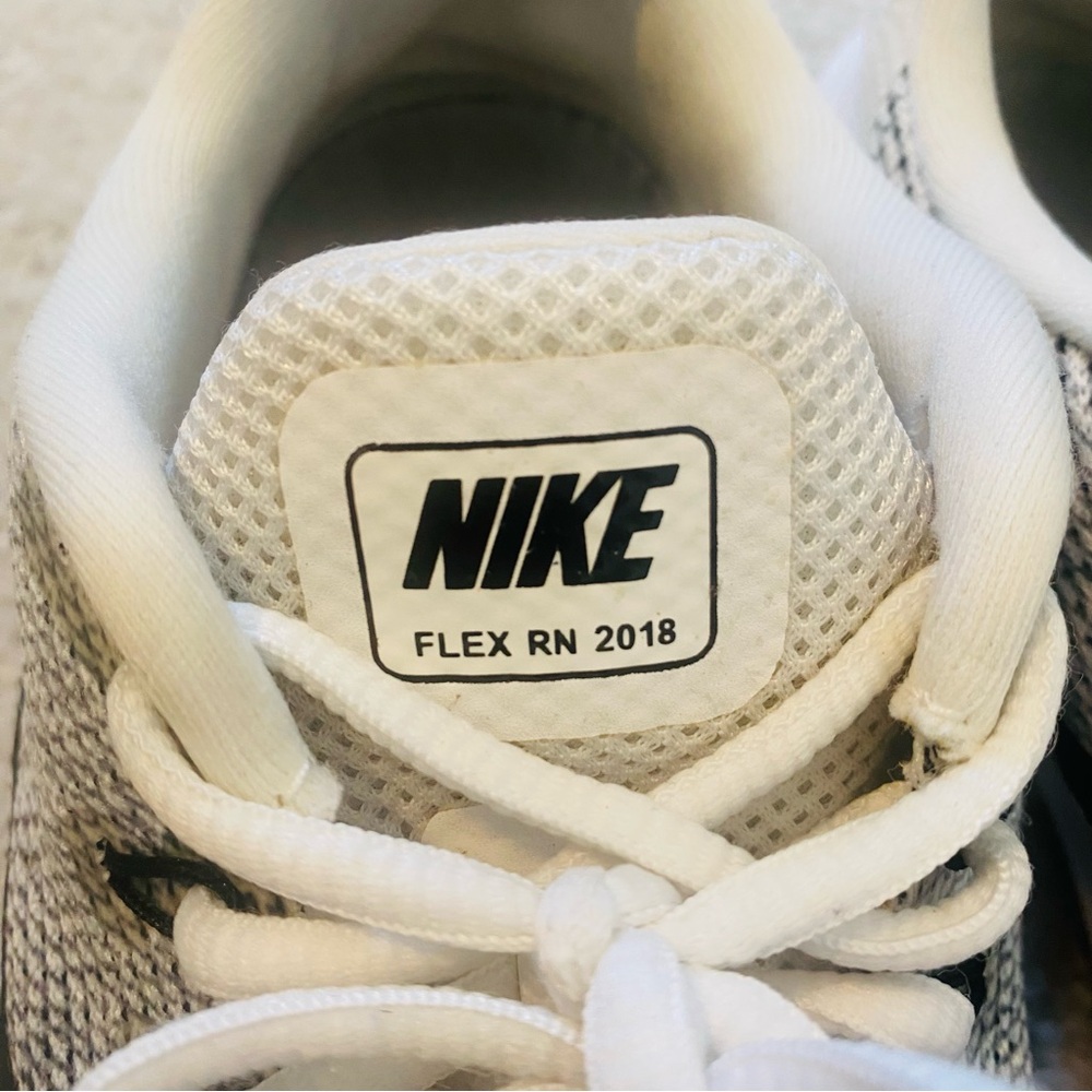 Nike Flex RN 2018 White and Black Sneakers - Size 8 Women - Picture 3 of 7